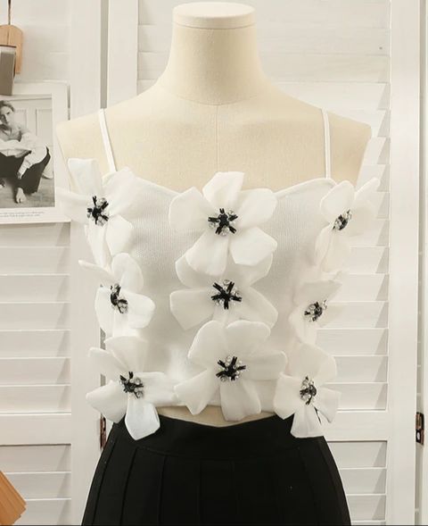 Cute French Style Knitted Crop Top with Flower Brooch Pins