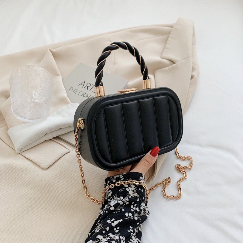 Solid HandBag With a Golden Chain